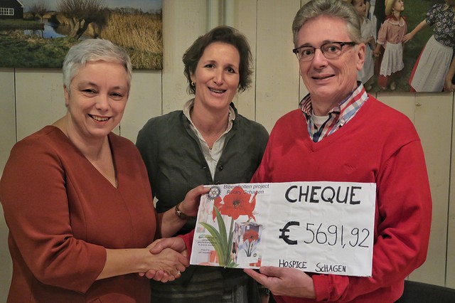 Foto overhandiging cheque Hospice BorderMaker