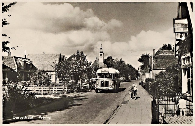 139 Dorpsstraat. Rechts slager Wit. 1954 640x480