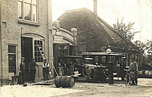 469 Dorpsstraat 158. Keetman links staat J.de Graaf 1925 640x480