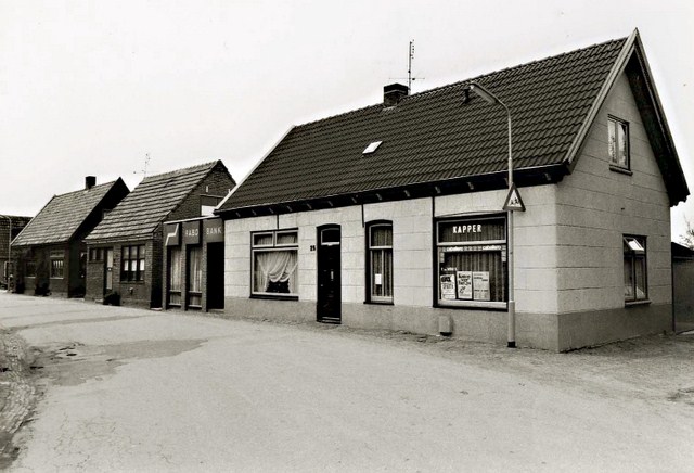 252 Dorpsstraat 25. Kapper en Rabo Bank. 1979 640x480