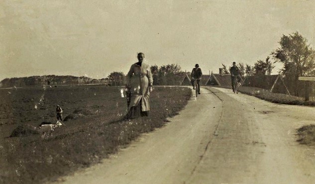 598 Westfriesedijk. Rechts de Dorpsstraat. 1906 640x480aa