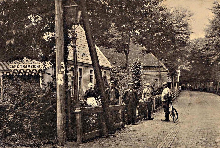 056 Dorpsstraat. Café Tramzicht van Wed. Bijhouwer 1907 aa