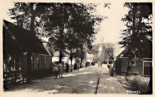 517 Dorpsstraat. Rechts schilder A. langereis. 1931 640x480