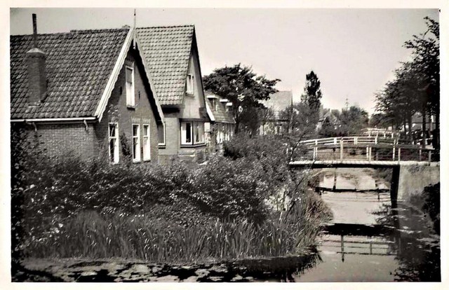 077 Dorpsstraat. Rechts van marktgebouw 640x480