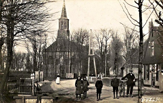 051 Rechts de kruidenierswinkel van Joh. Bijwaard. 1925 640x480