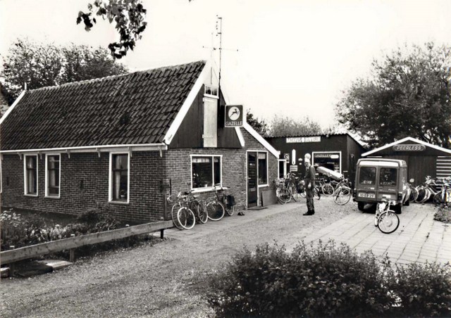 106 Dorpsstraat Fietsenhandel van Koning. 1979 640x480