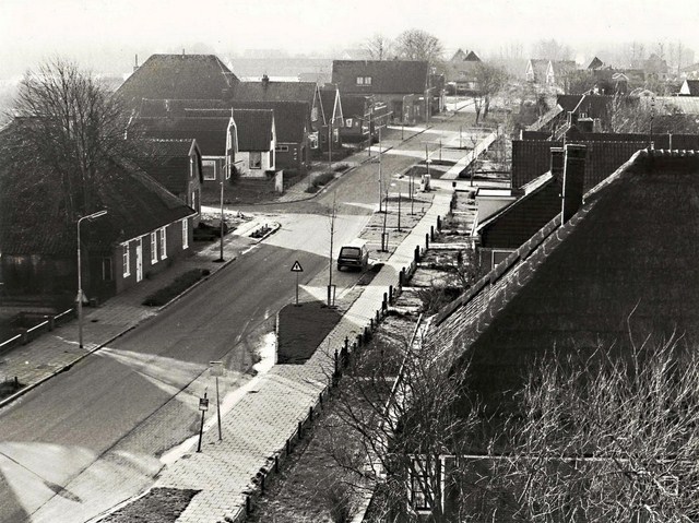 121 Dorpsstraat west vanaf Raadhuis 1976  640x480